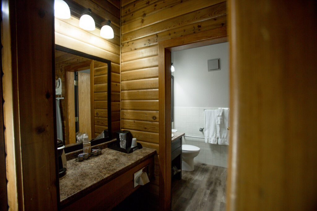 0053-Main_Deluxe_1_King_vanity station and washroom