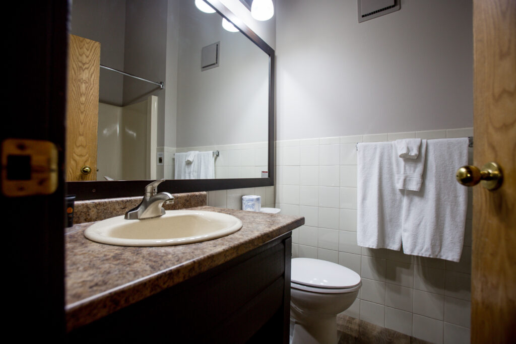 0076-Main_Standard_2_Queen_washroom