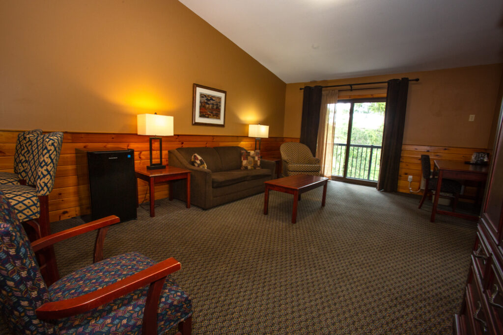 0195-Pine_Jacuzzi_Suite