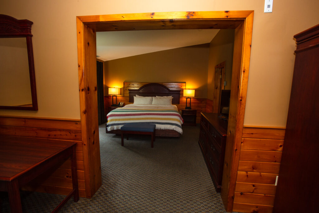0200-Pine_Jacuzzi_Suite