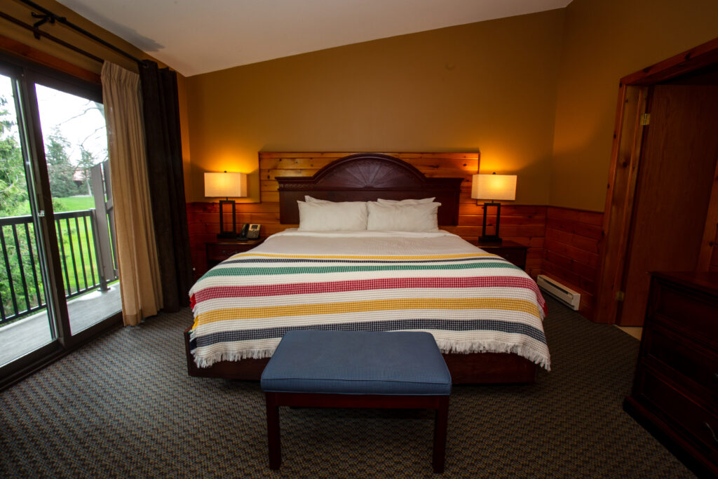 0201-Pine_Jacuzzi_Suite