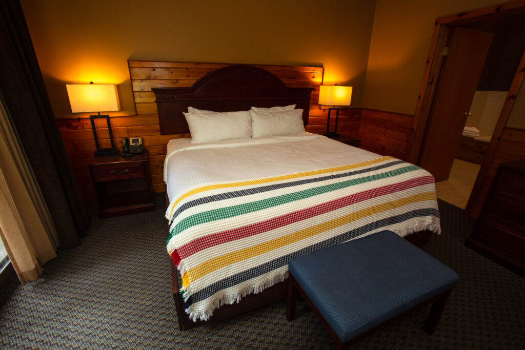 0203-Pine_Jacuzzi_Suite