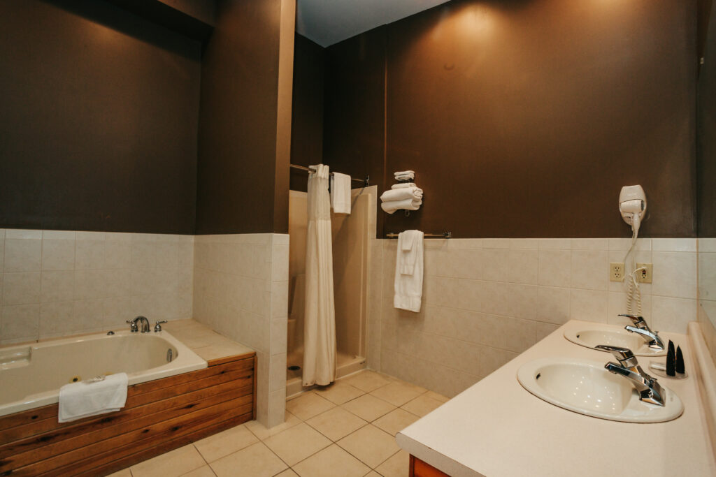 0205-Pine_Jacuzzi_Suite