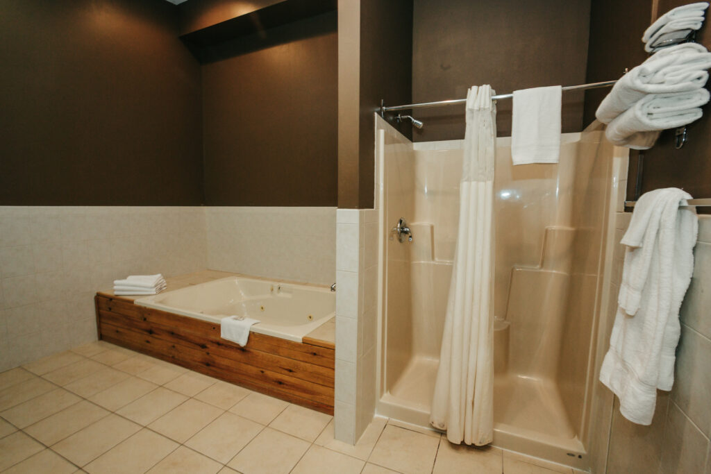 0206-Pine_Jacuzzi_Suite_washroom