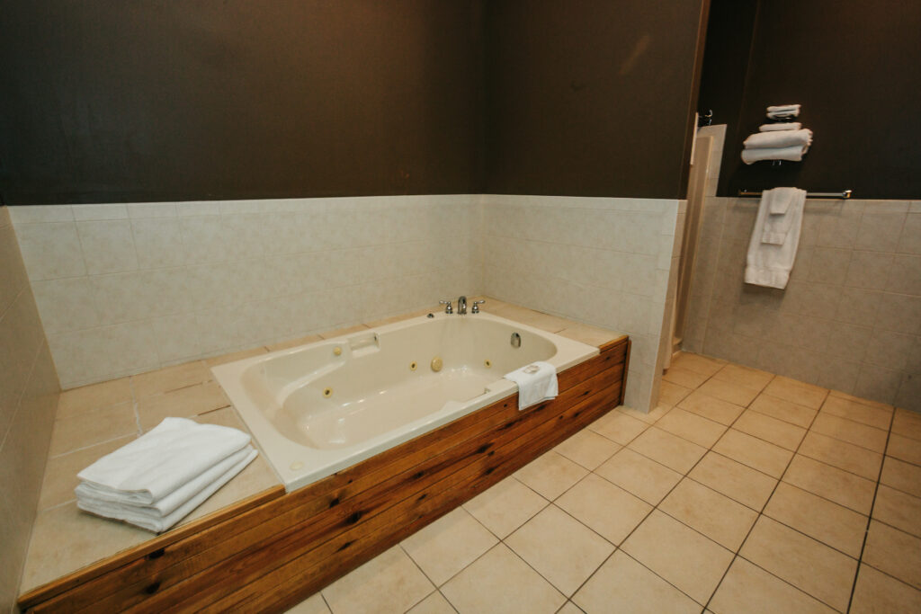 0207-Pine_Jacuzzi_Suite_washroom