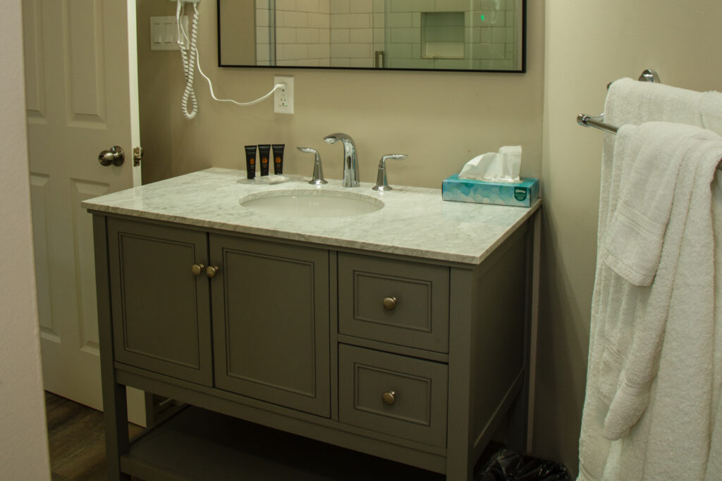 0260-Honeymoon_Cottage_washroom_resized