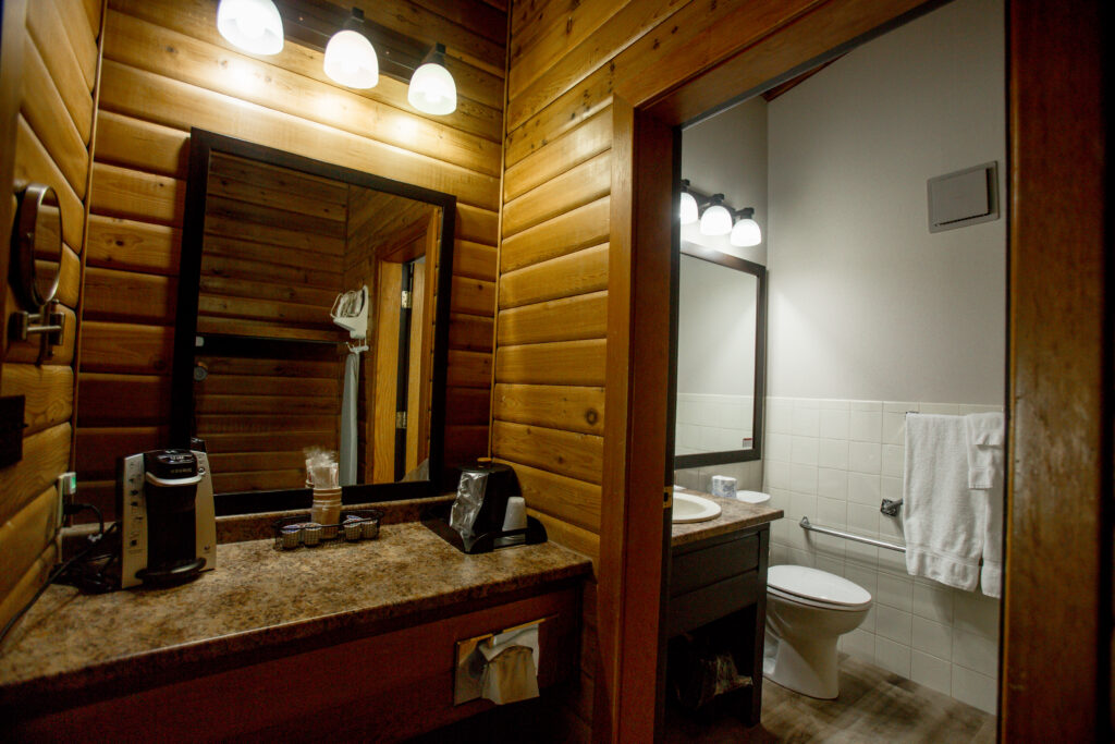 Main Deluxe 1 - Vanity Station with Washroom