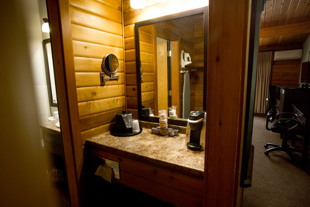 Main Standard 1 King - Coffee Area with Mirror