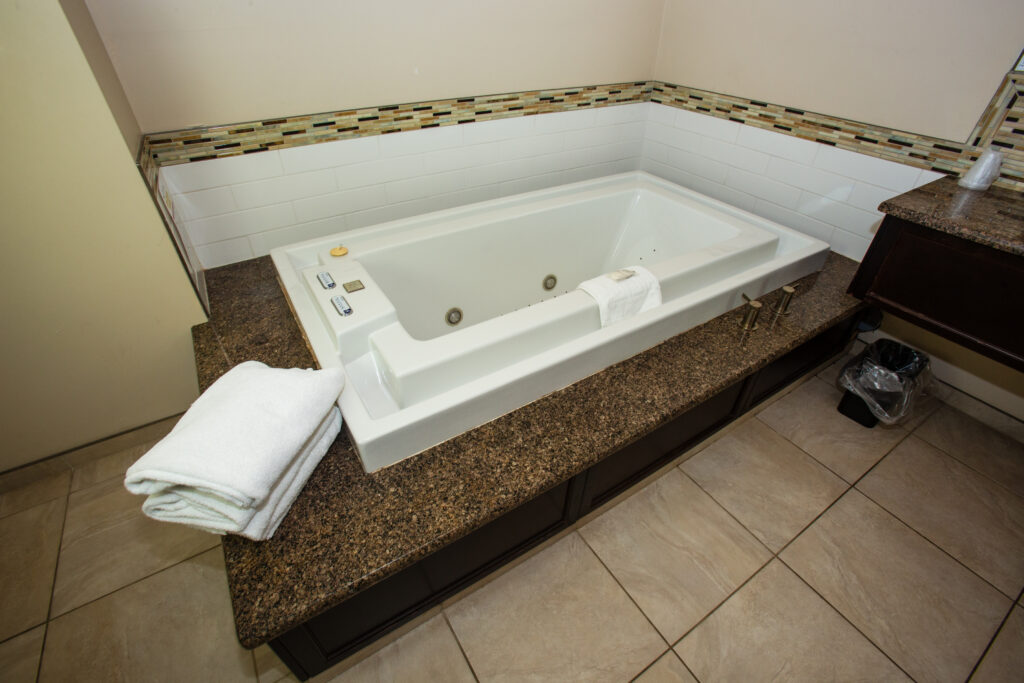 Oak Jacuzzi Suite - Tub