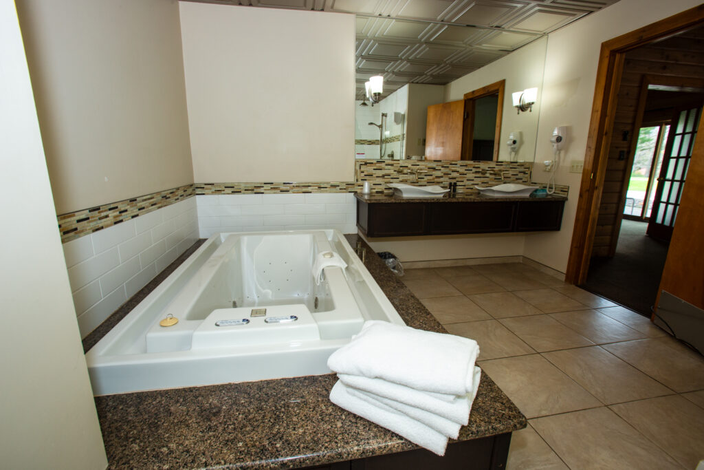 Oak Jacuzzi Suite - bathtub - Hero Image