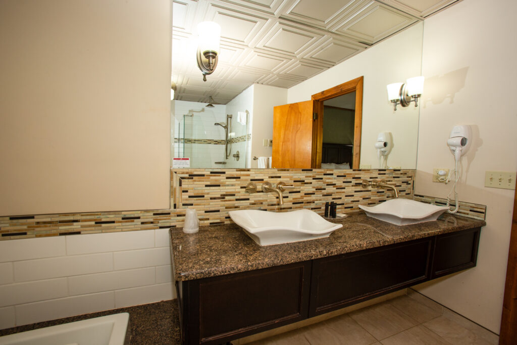 Oak jacuzzi Suite double sink washroom