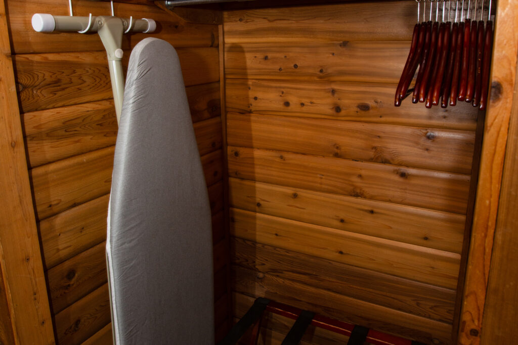 oak deluxe 1 king - closet space - resized