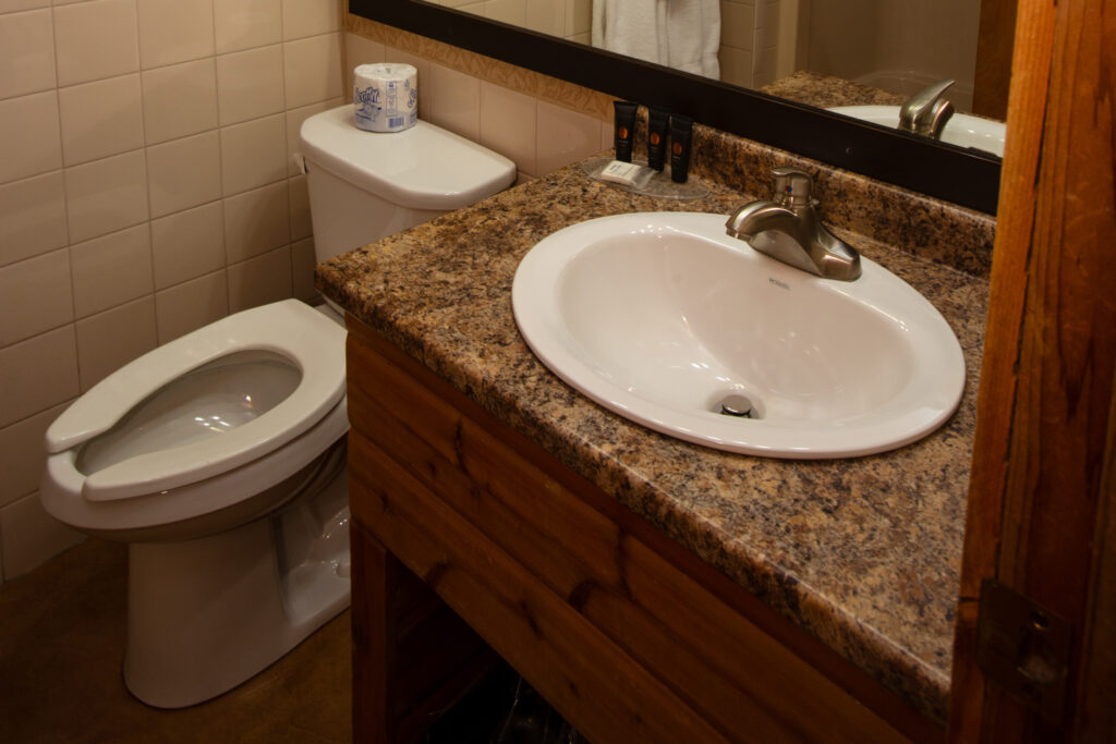 oak deluxe 1 king - washroom - resized