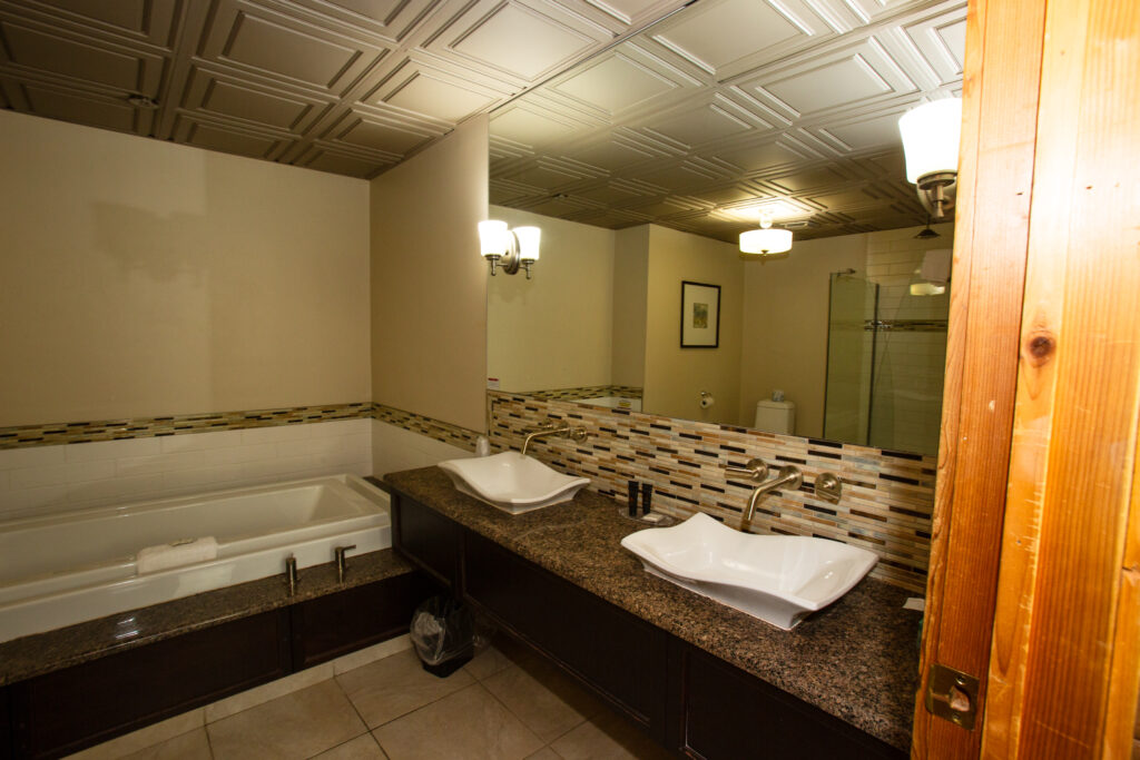 oak jacuzzi suite - double sinks and jacuzzi tub