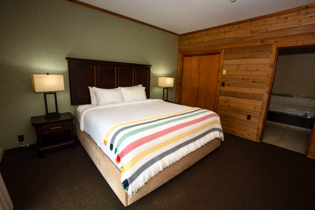 oak jacuzzi suite - master bedroom