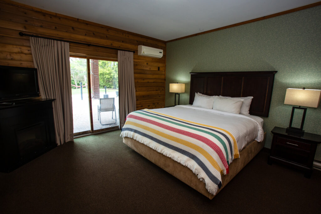 oak jacuzzi suite - master bedroom lower floor w patio