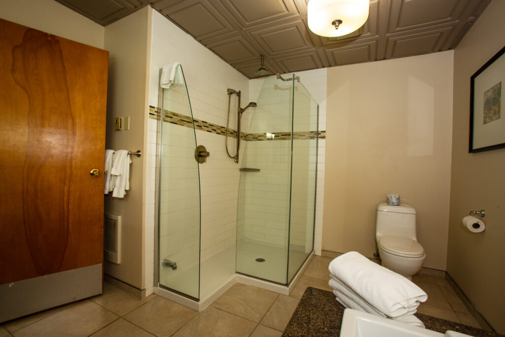 oak jacuzzi suite - standing shower cabin
